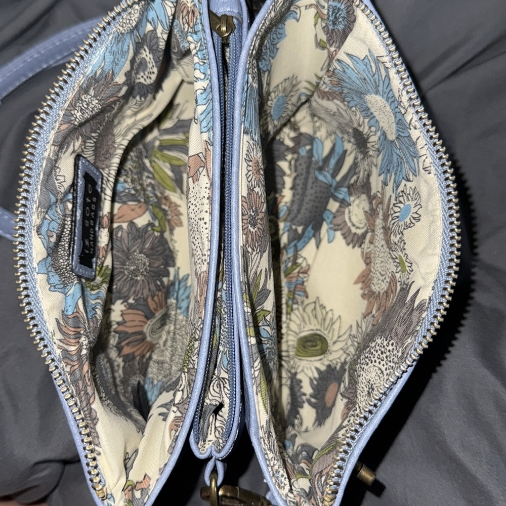 Blue Crossbody Bag with Adjustable Strap and Minimalist Design - Picture 5 of 5